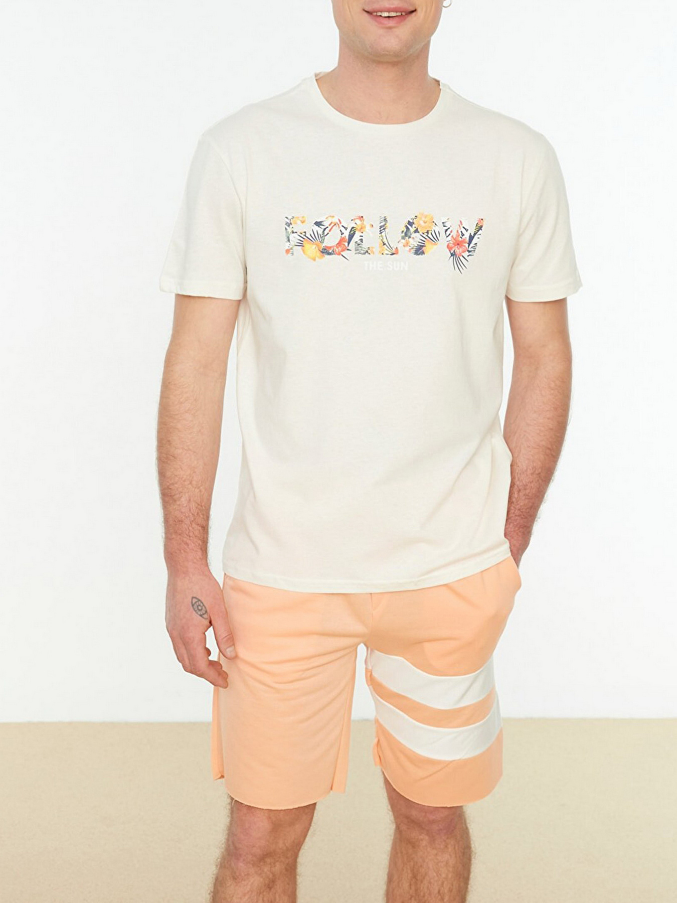Футболки и поло Trendyol модель TMNSS22TS0224/Ekru Фото