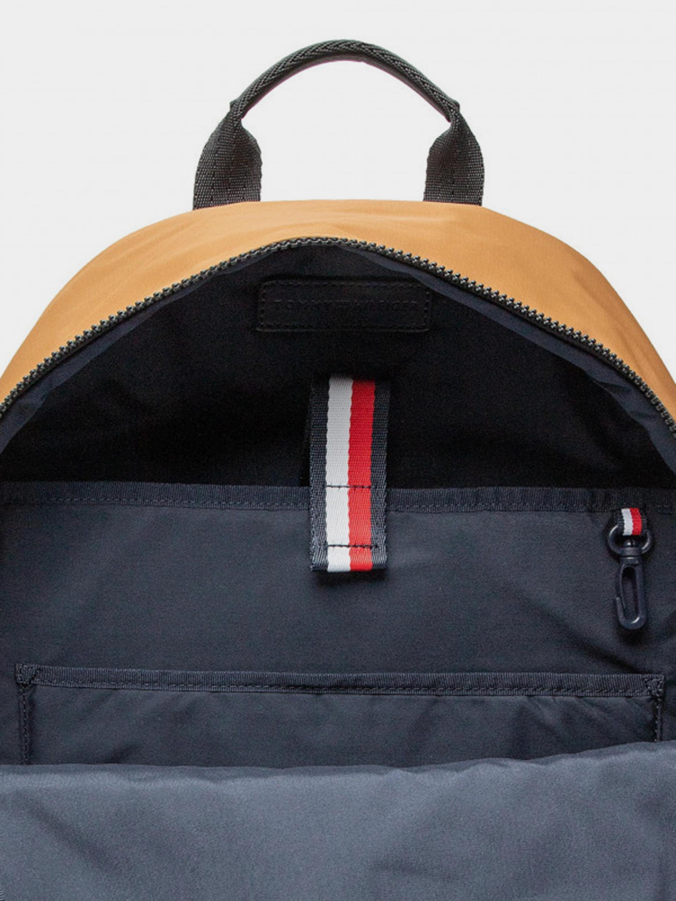 Рюкзаки Tommy Hilfiger модель AM0AM10266-GWJ Рюкзаки Tommy Hilfiger модель AM0AM10266-GWJ Фото