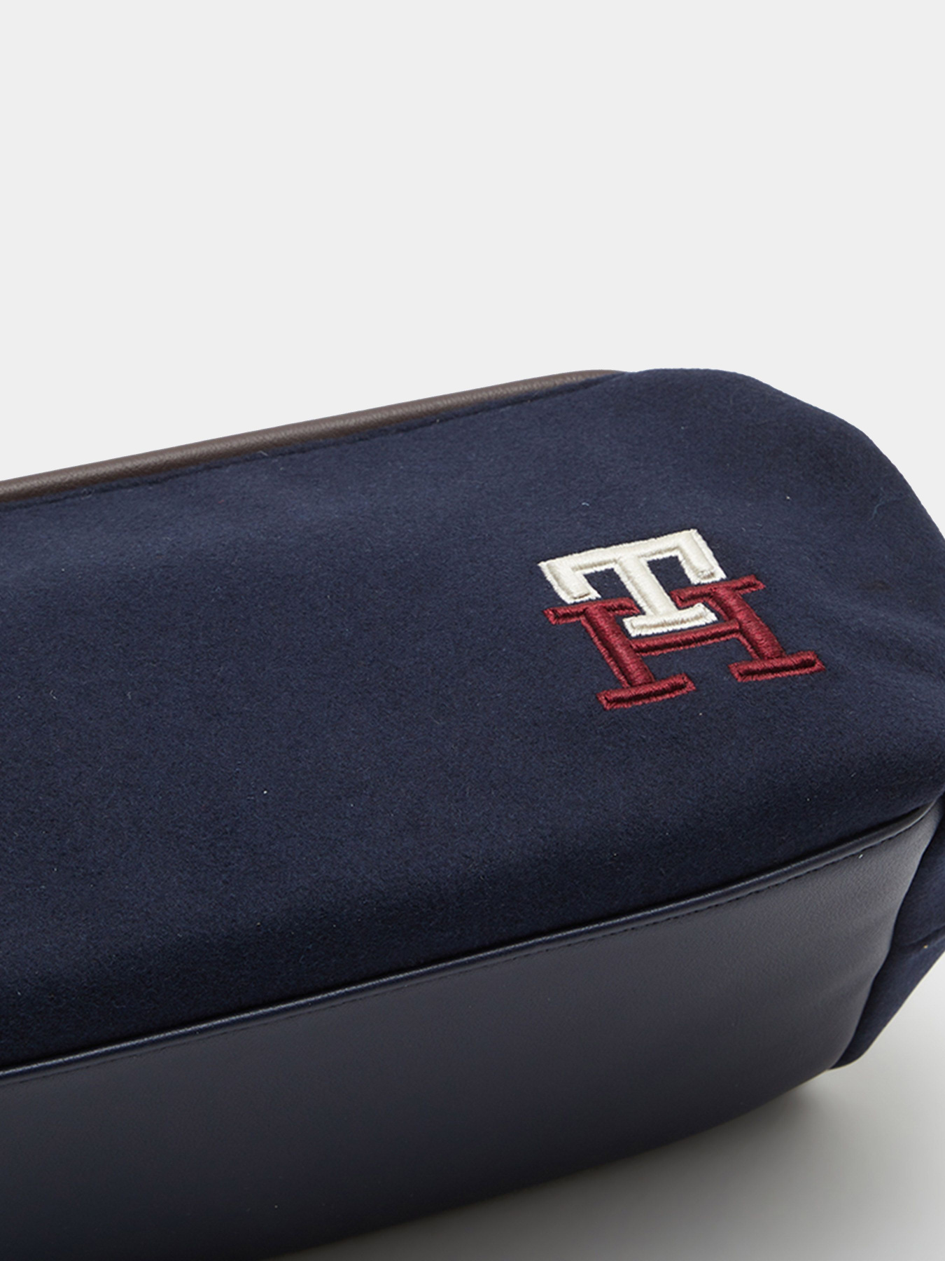NEW PREP WASHBAG Tommy Hilfiger модель AM0AM10251-DW6 Фото