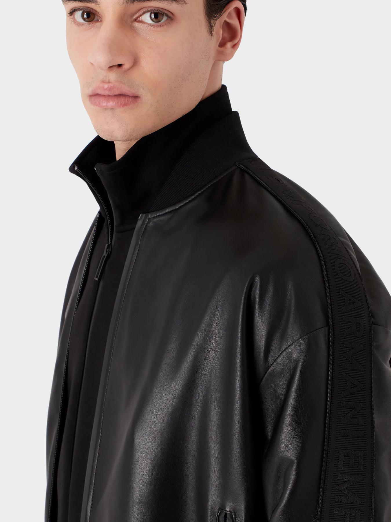 Куртки и дубленки Emporio Armani модель D41R79-D1P72-999 Куртки и дубленки Emporio Armani модель D41R79-D1P72-999 Фото