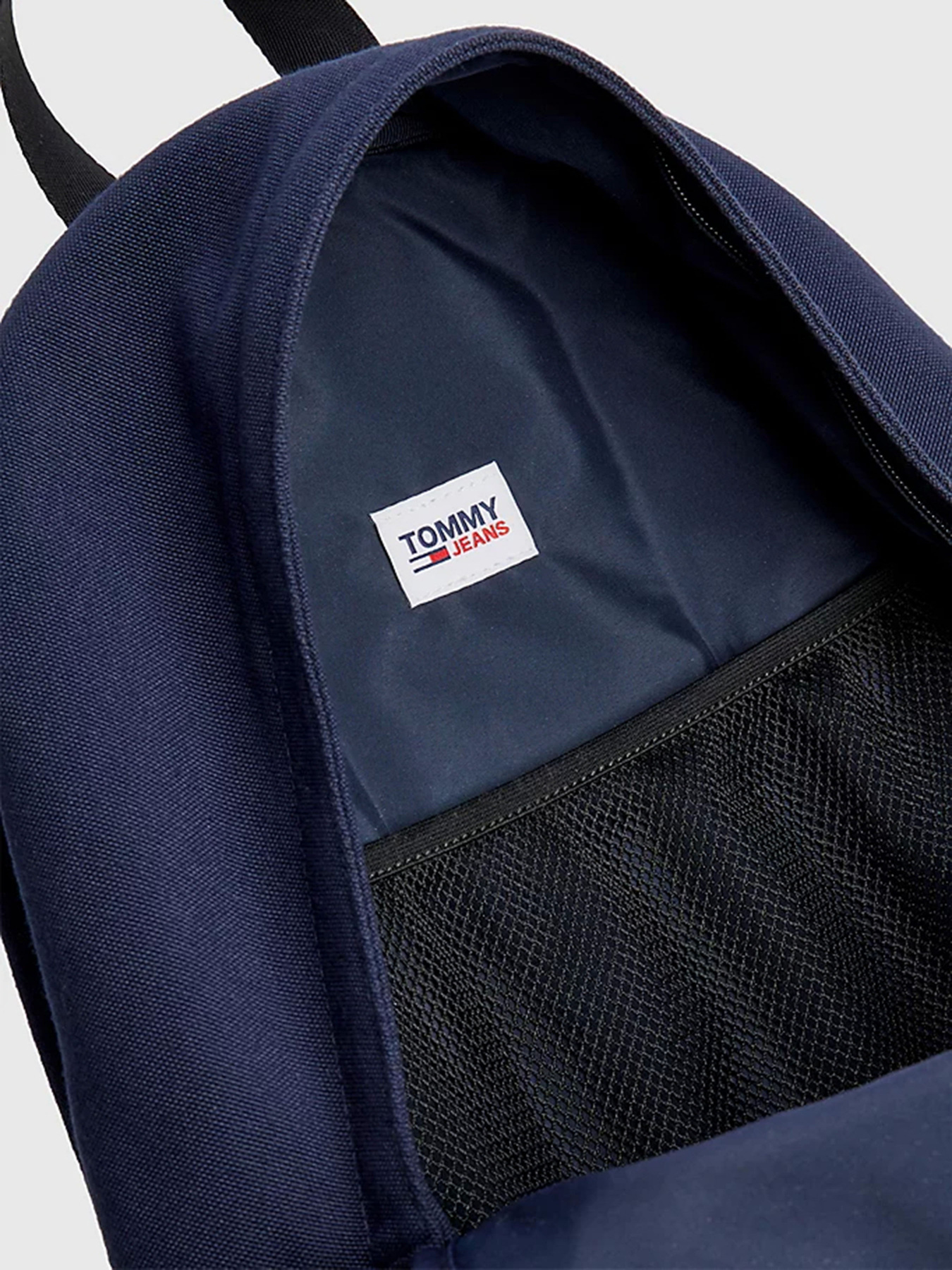 Рюкзаки Tommy Hilfiger модель AM0AM10883-C87 Рюкзаки Tommy Hilfiger модель AM0AM10883-C87 Фото