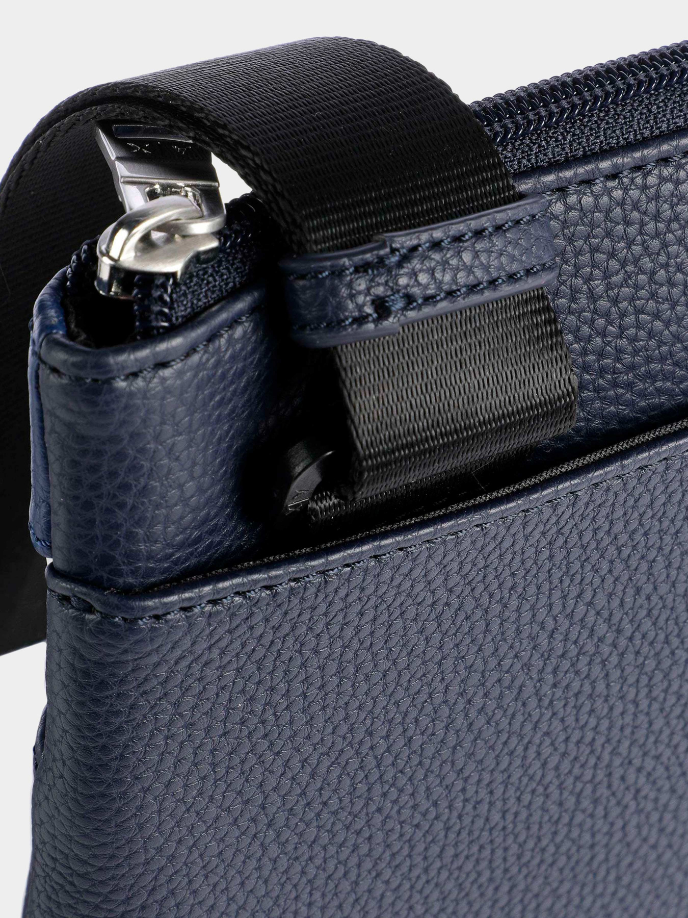 Сумки Armani Exchange модель 952489-3R832-00035 Фото