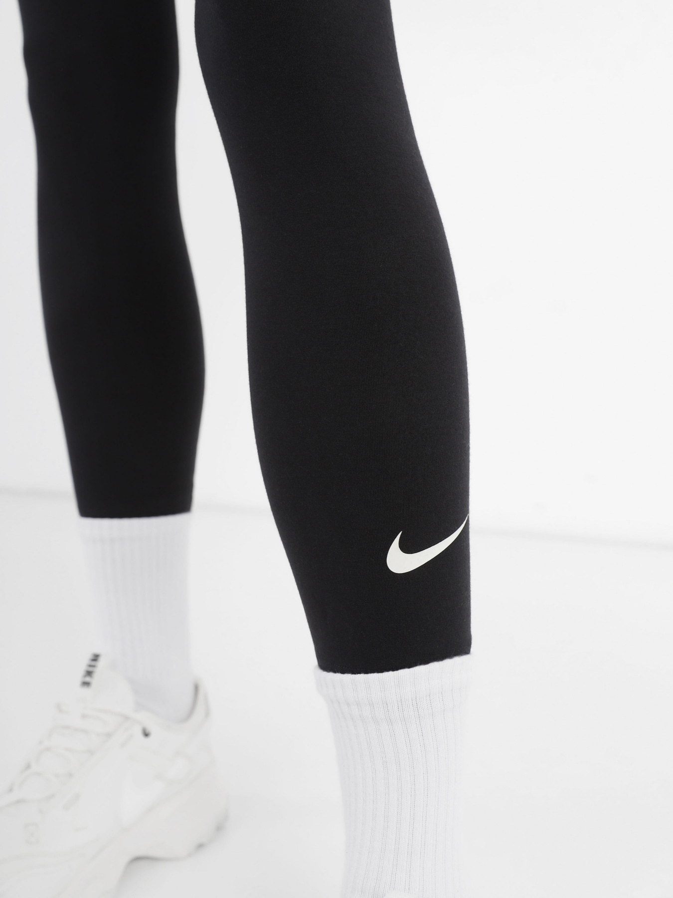 Брюки NIKE модель DV7789-010 Фото