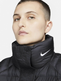Куртки и дубленки NIKE модель FB7670-010 Фото