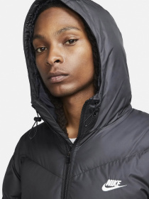 Куртки и дубленки NIKE модель FB8189-010 Фото