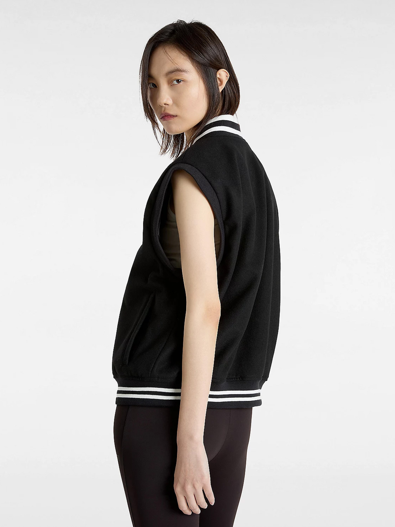 Куртки и дубленки Vans модель VN000HJQBLK1 Фото