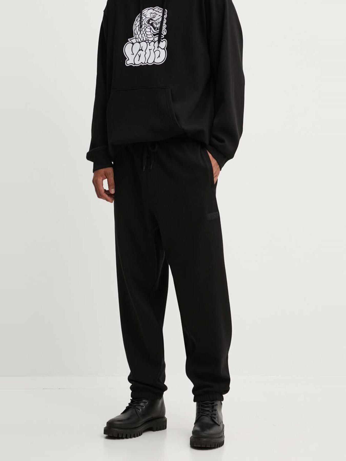 Брюки Vans модель VN000HQ2BLK1 Фото