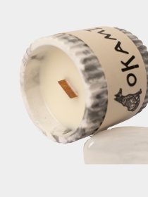 «Красное дерево Ши» Okami, ароматическая свеча серый мрамор, 140 мл Okami модель 792649108512 Фото