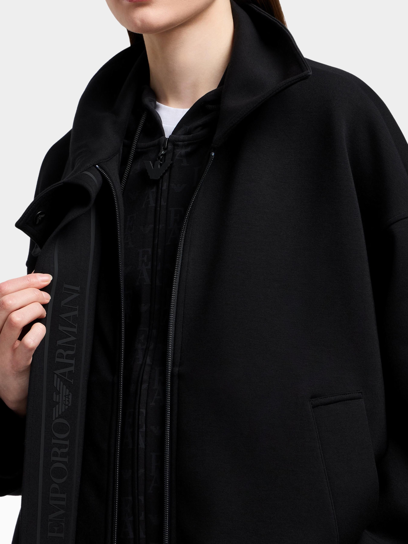 Куртки и дубленки Emporio Armani модель EW000473-AF12910-UC001 Фото