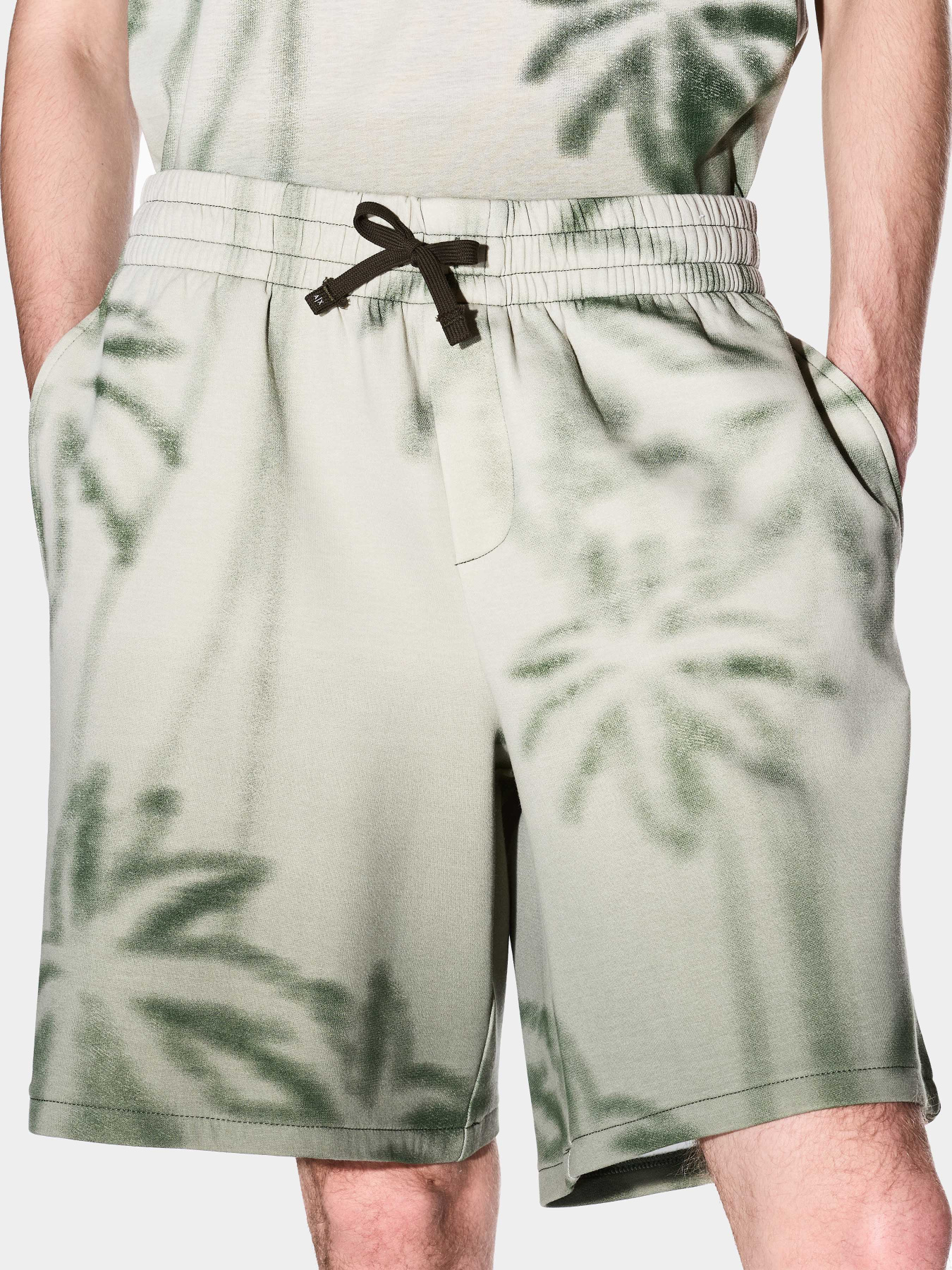 Шорты Armani Exchange модель XM000732-AF13047-F1013 Шорты Armani Exchange модель XM000732-AF13047-F1013 Фото