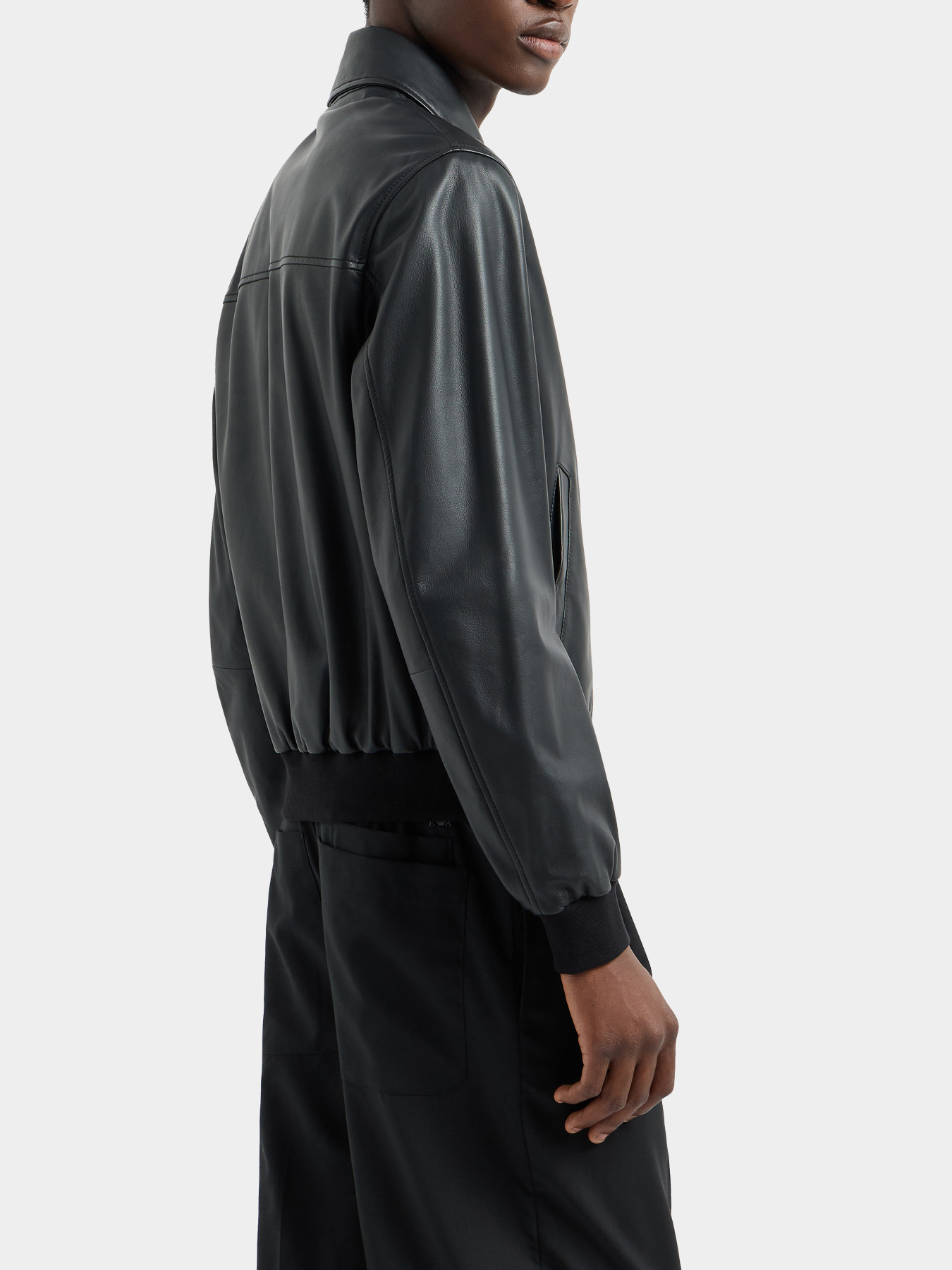 Куртки и дубленки Emporio Armani модель EM001889-AF15420-UC001 Куртки и дубленки Emporio Armani модель EM001889-AF15420-UC001 Фото