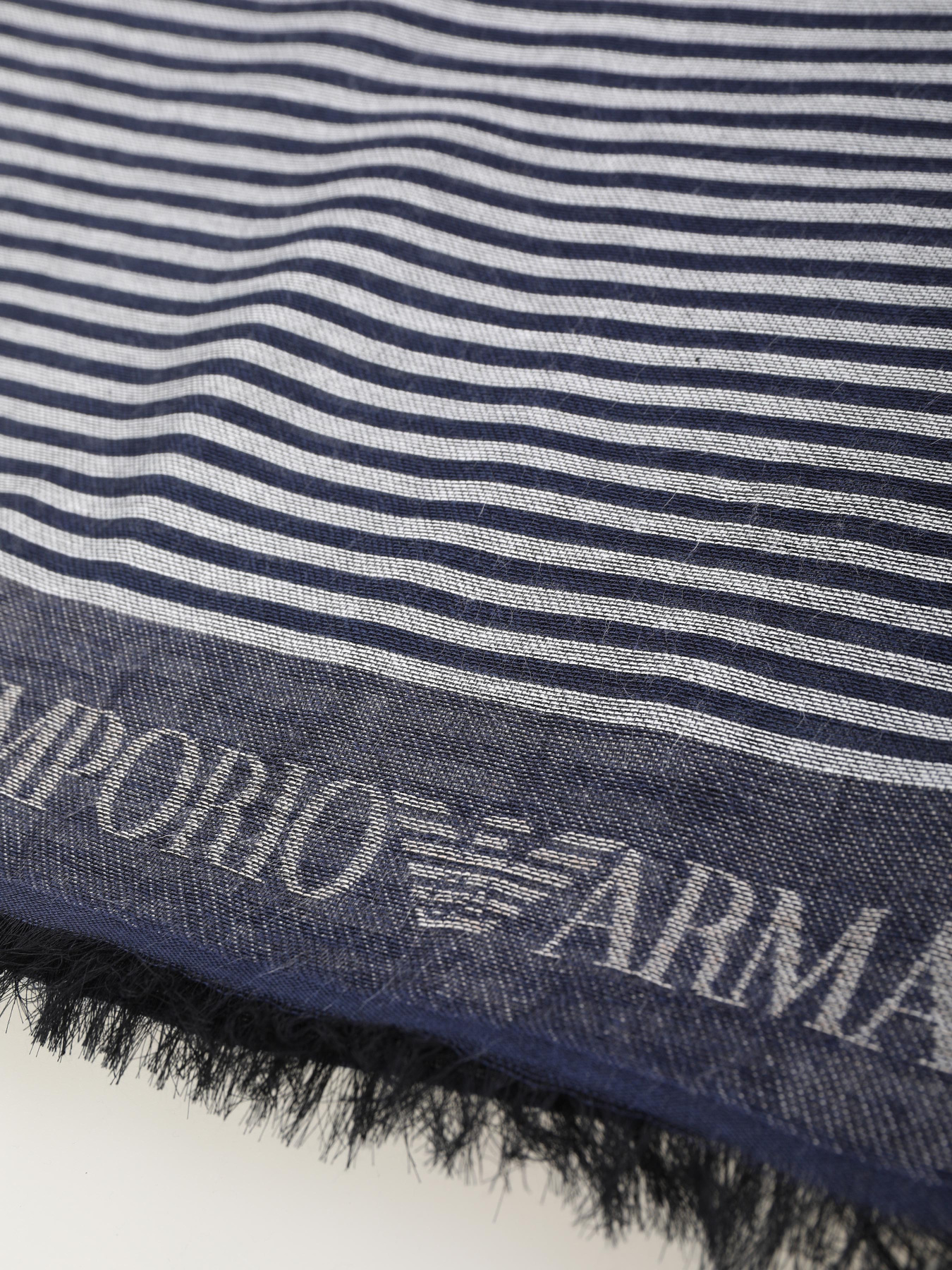 Шарфы и платки Emporio Armani модель EM002146-AF16236-FB010 Фото