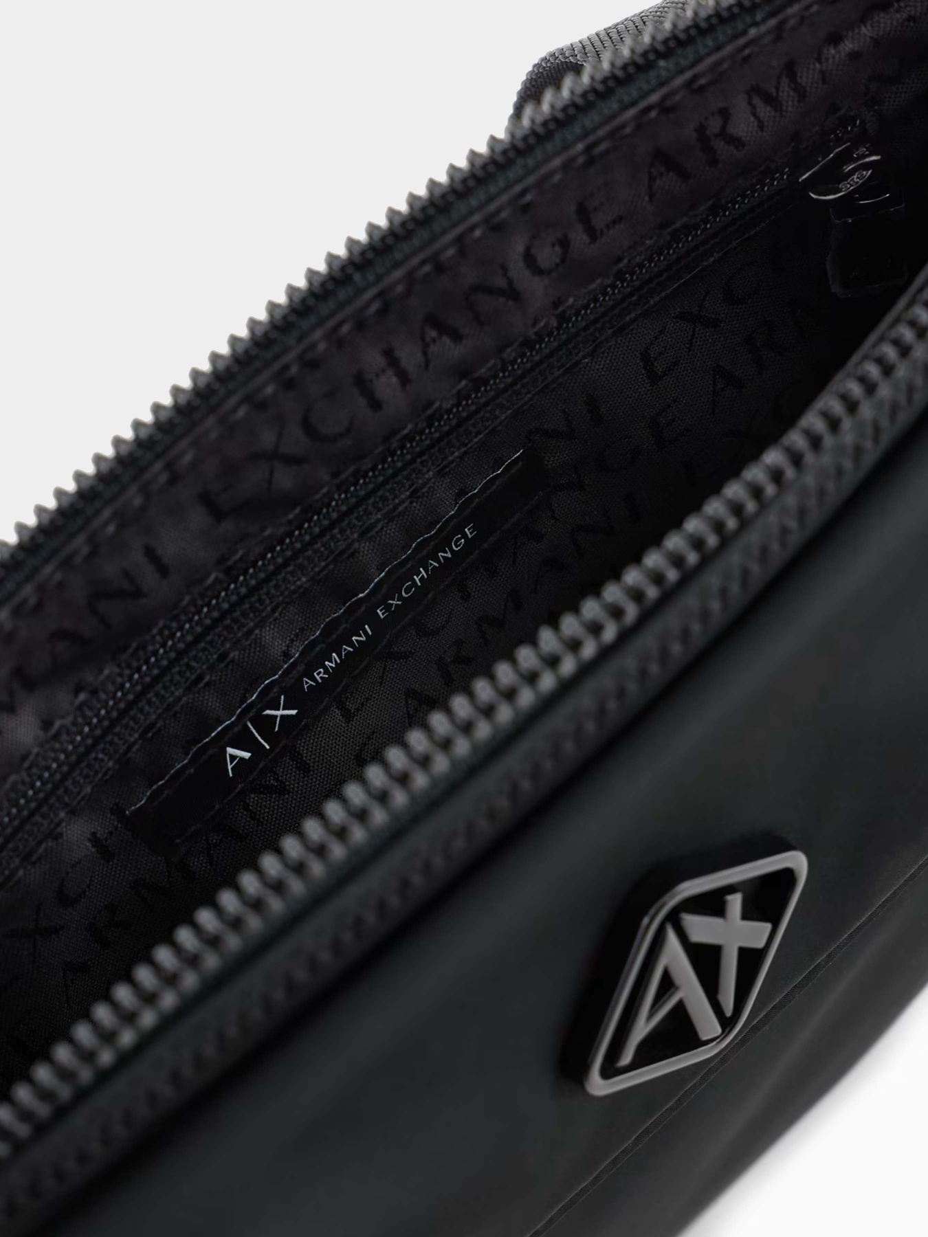Сумки Armani Exchange модель XM000591-AF12099-UB001 Фото