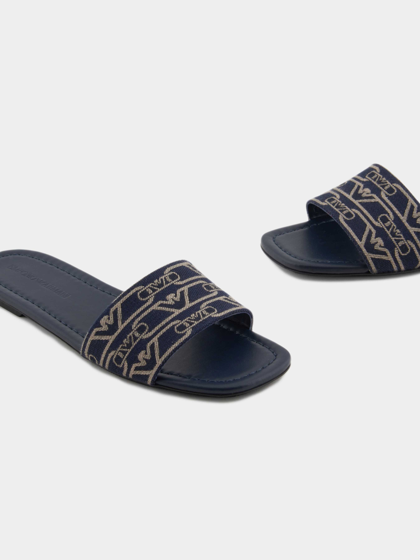 Шлёпанцы Emporio Armani модель X3P847-XR381-E616 Фото