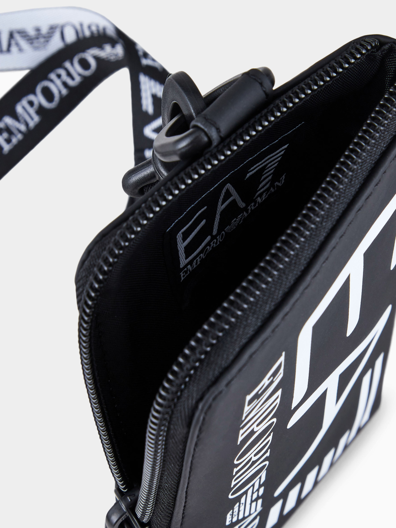Аксессуары для смартфонов EA7 модель 245102-3R910-95020 Фото