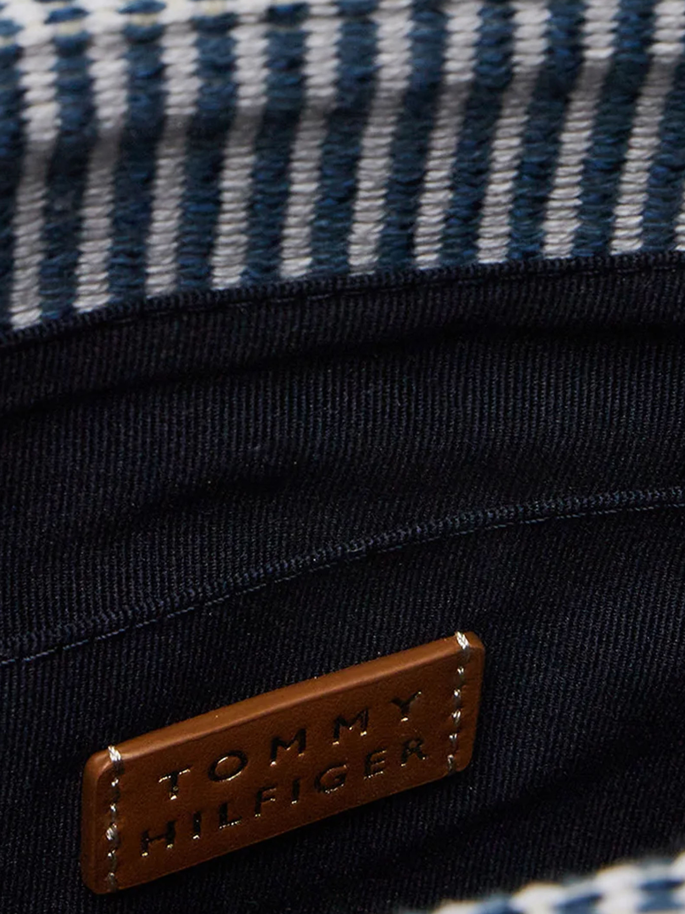 Сумки Tommy Hilfiger модель AW0AW17208-0GY Фото