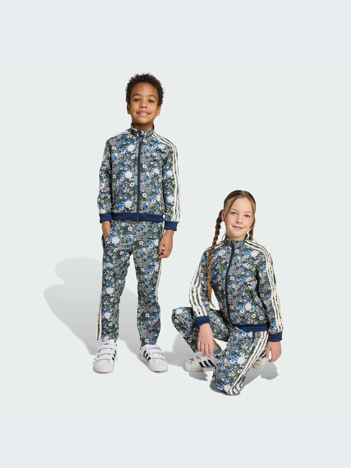 Костюмы Adidas Graphics модель JV7724-KZ Костюмы Adidas Graphics модель JV7724-KZ Фото