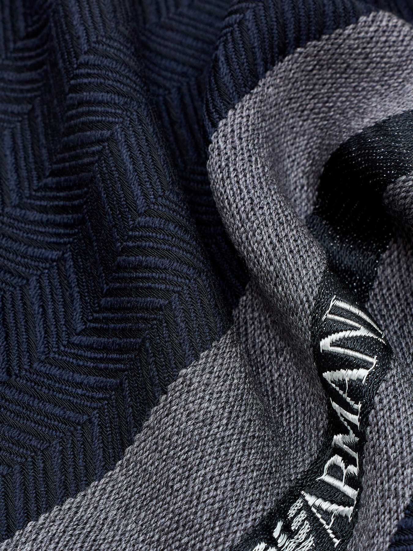 Шарфы и платки Emporio Armani модель EM003846-AF20010-UB109 Фото